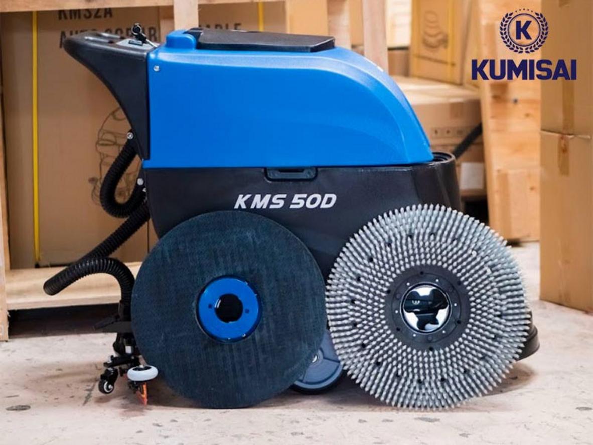 Hệ thống bình chứa và bàn chải 510mm giúp làm sạch sâu và thu gom nước bẩn hiệu quả.