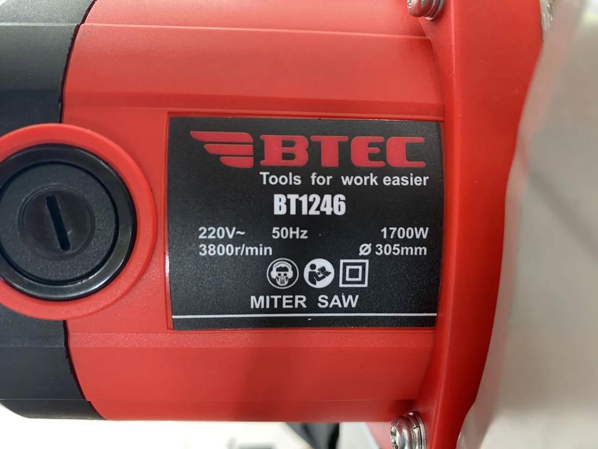 Ảnh cận lưỡi 305mm đang cắt nhôm