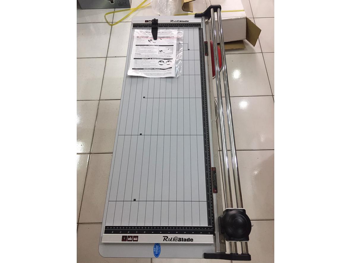 Cắt poster A1 bằng TM-920D