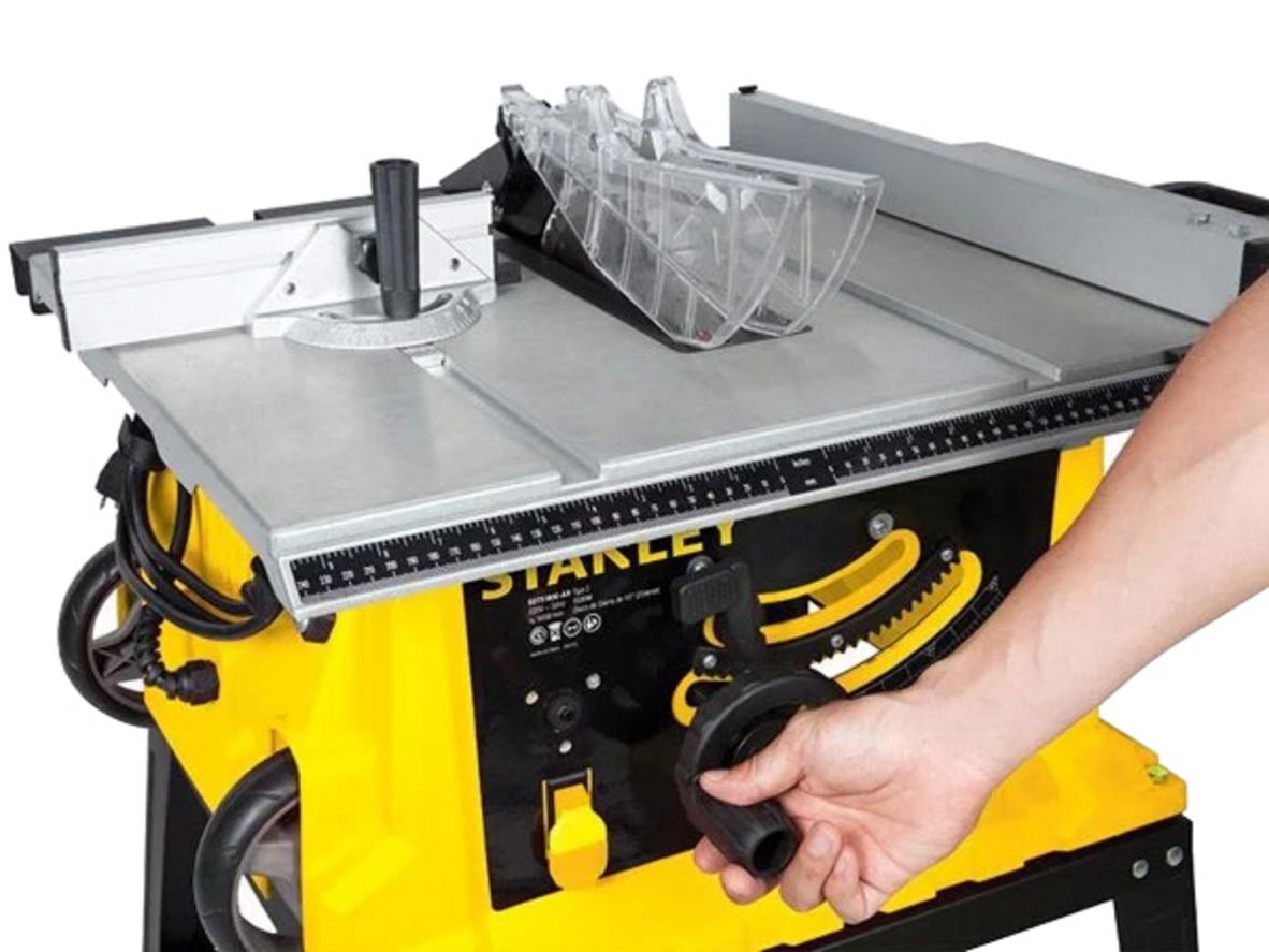 Động cơ 1800W cho khả năng cắt nhanh và ổn định.