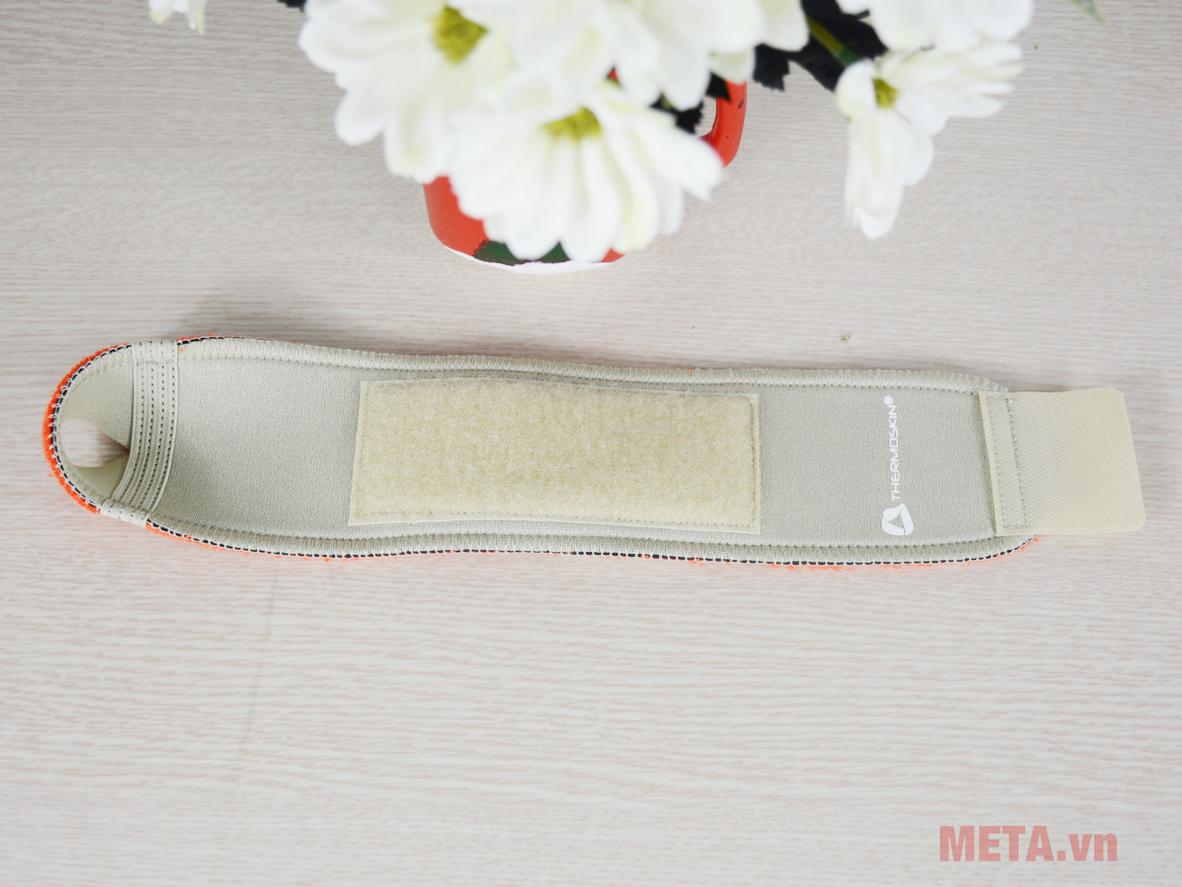 Chất liệu thoáng khí và khóa Velcro dễ điều chỉnh