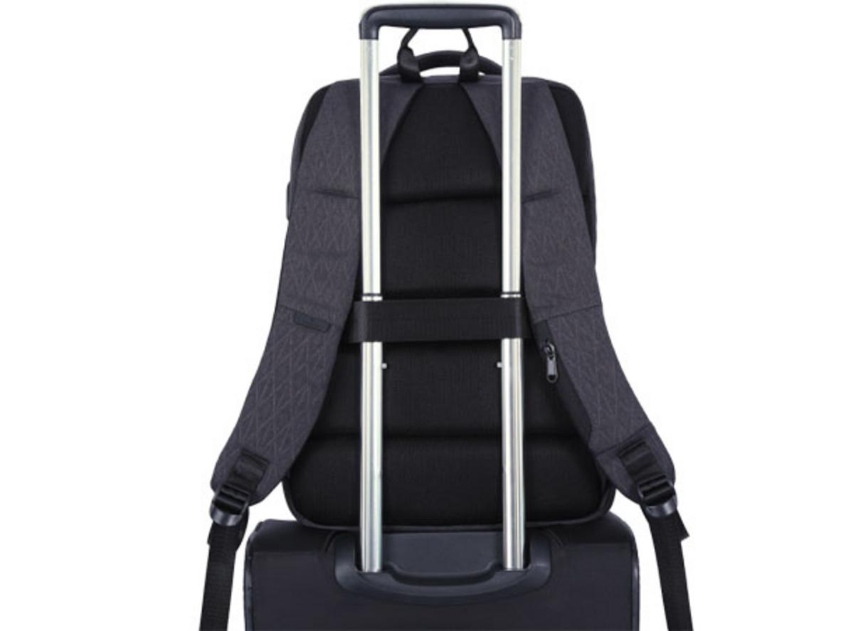 Vải trượt nước, lưng 3D thoáng khí và cổng sạc tiện lợi.