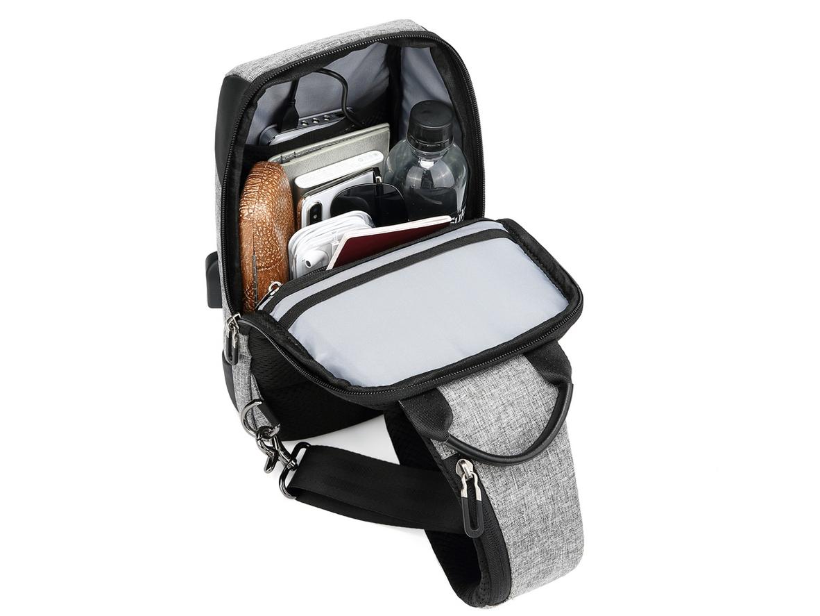 Vải Polyester + Oxford chống thấm, dễ lau sạch.