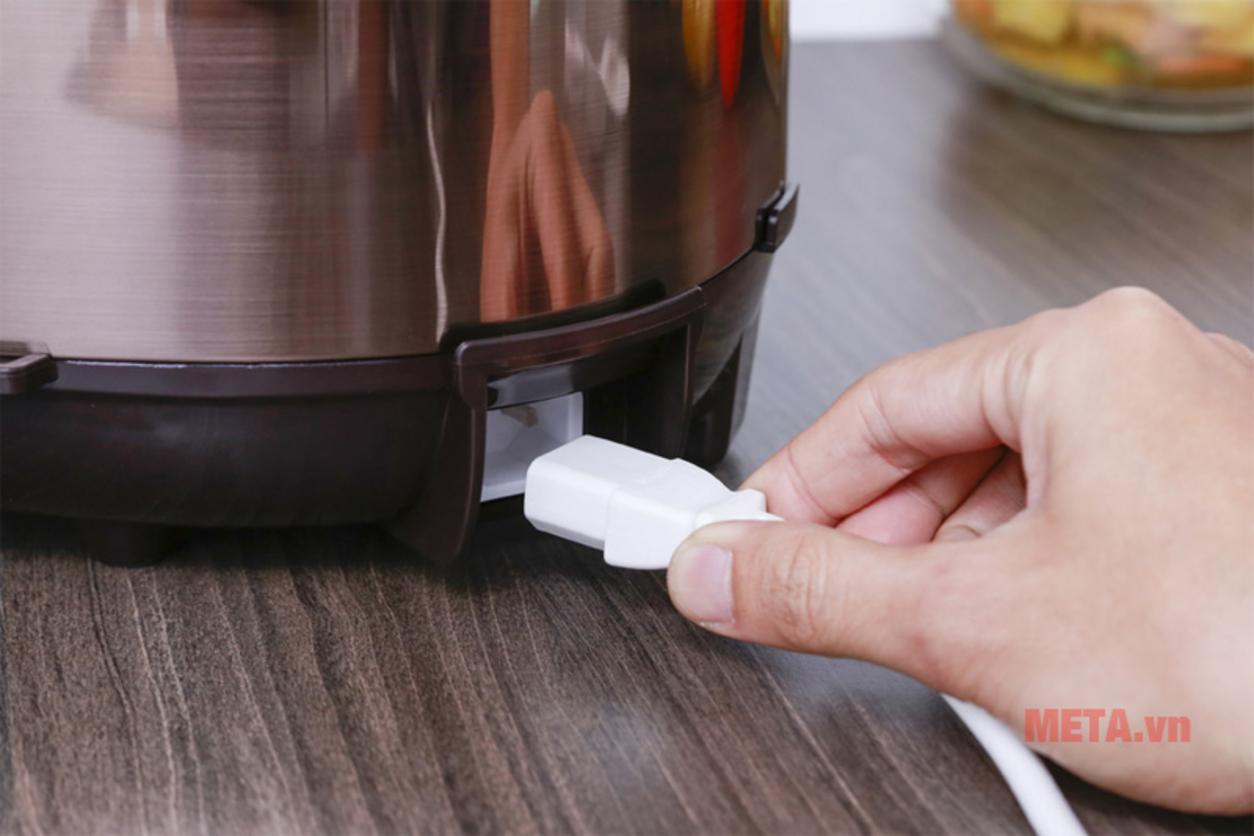 Bảng điều khiển trực quan và nhiều chế độ nấu