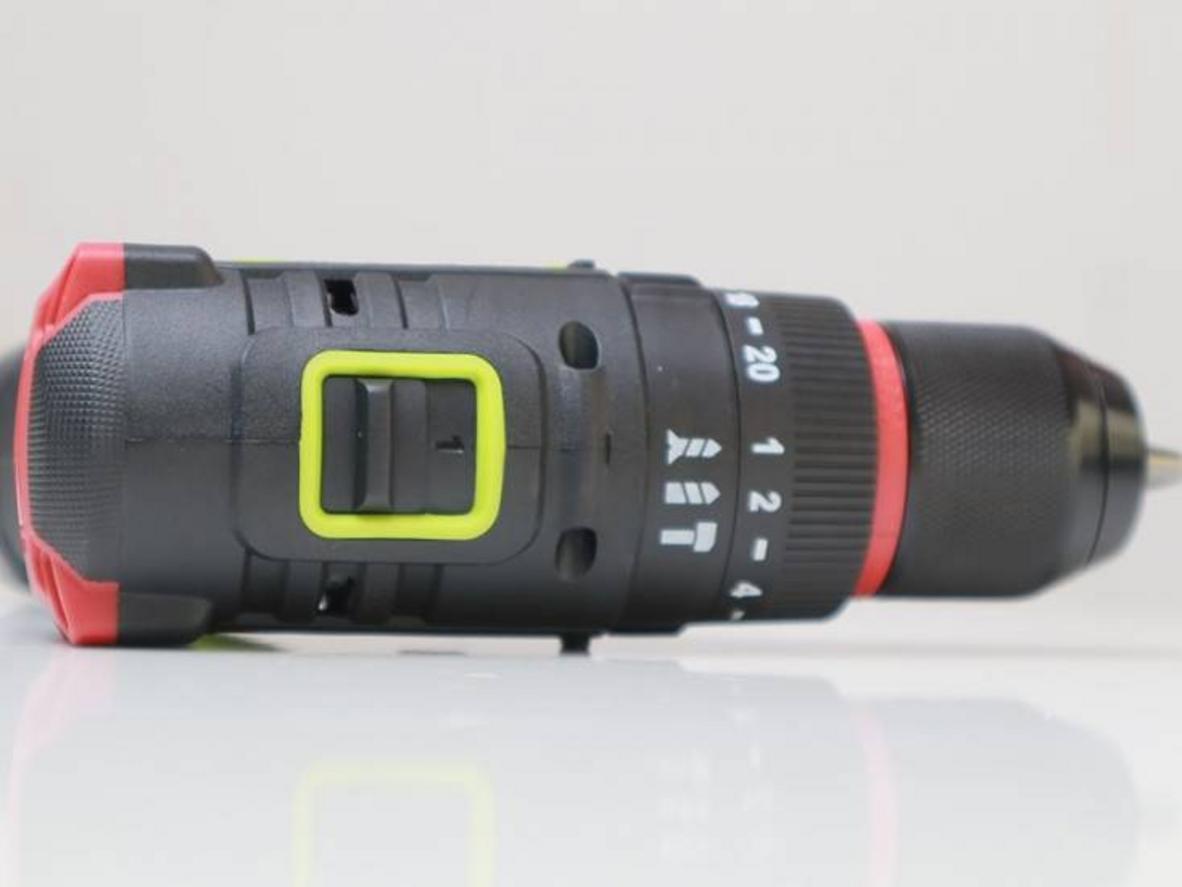 Máy khoan Worx WU131 đang khoan gỗ — chính xác và nhẹ tay