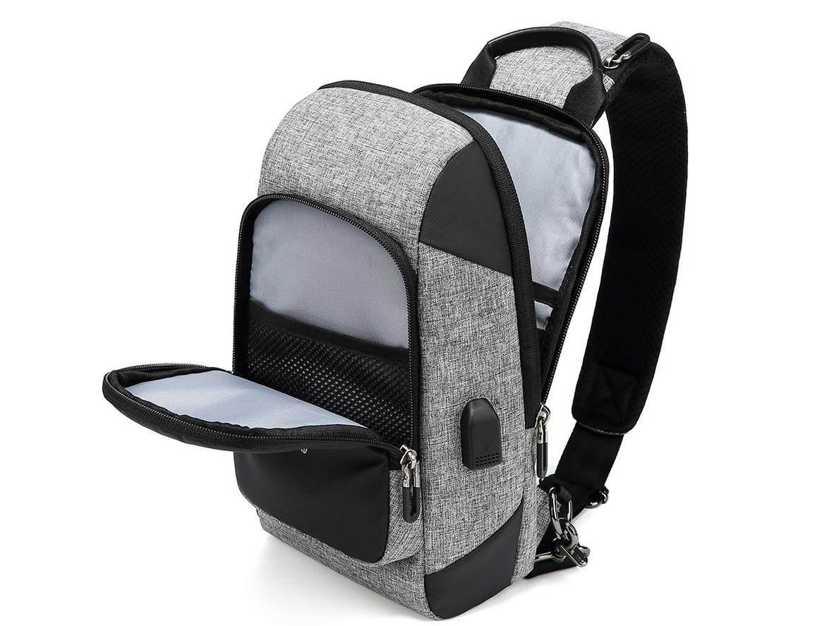 Cổng USB ngoài thuận tiện — dùng cùng powerbank.