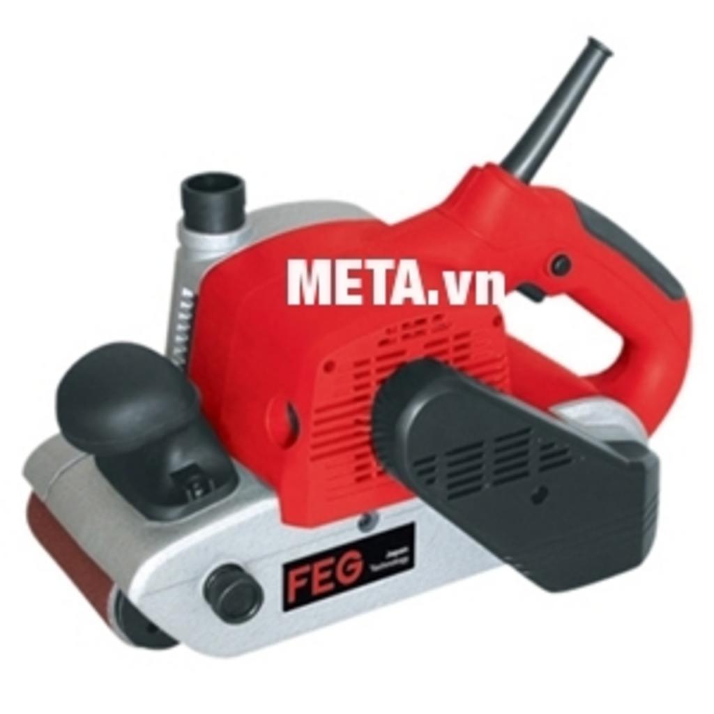 Công suất 1200W giúp xử lý nhanh bề mặt dày, giảm thời gian hoàn thiện tại xưởng chuyên nghiệp và DIY users alike; imagePrompt: Photo of the machine in operation with visible sanding belt tackling a hardwood panel.