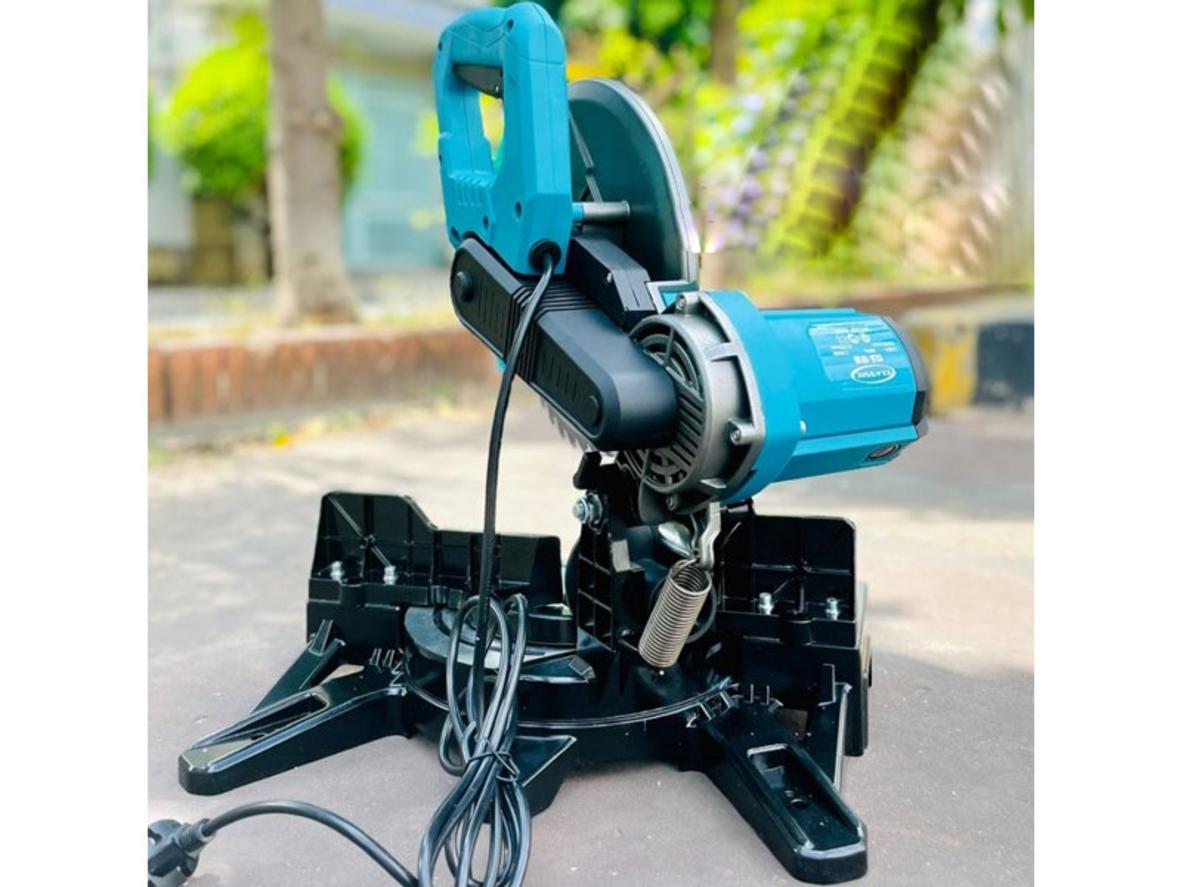 Công suất 1300W với mô tơ chổi than