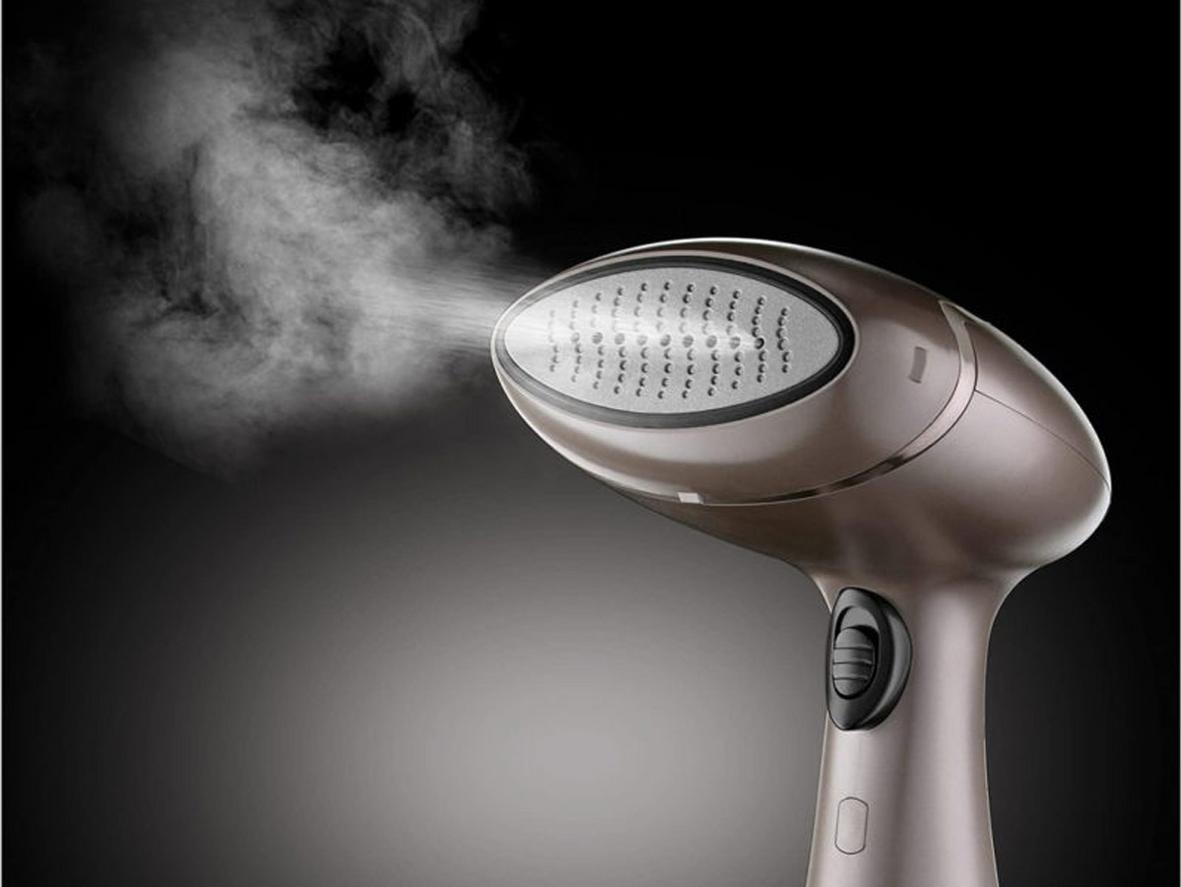 Công suất 1800W và lượng hơi 32g/phút cho hiệu quả ủi nhanh