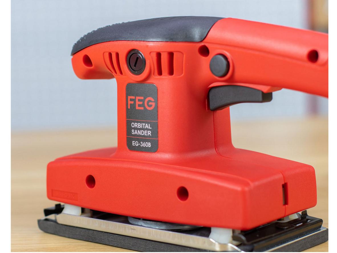 Cận cảnh nhãn công suất 200W và mô tơ của máy FEG EG-360B (ảnh minh họa).