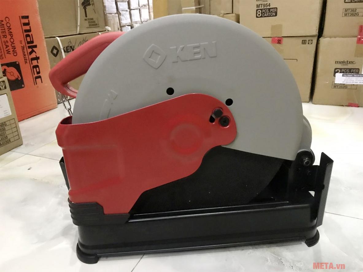 Cận cảnh nhãn công suất và mô tơ Máy cắt sắt Ken 7614NB (2300W). (Ảnh minh họa với thao tác cắt thực tế.) — Use high-res photo showing the motor and operator hand positions to convey scale and power, ensure safety guard visible.) 