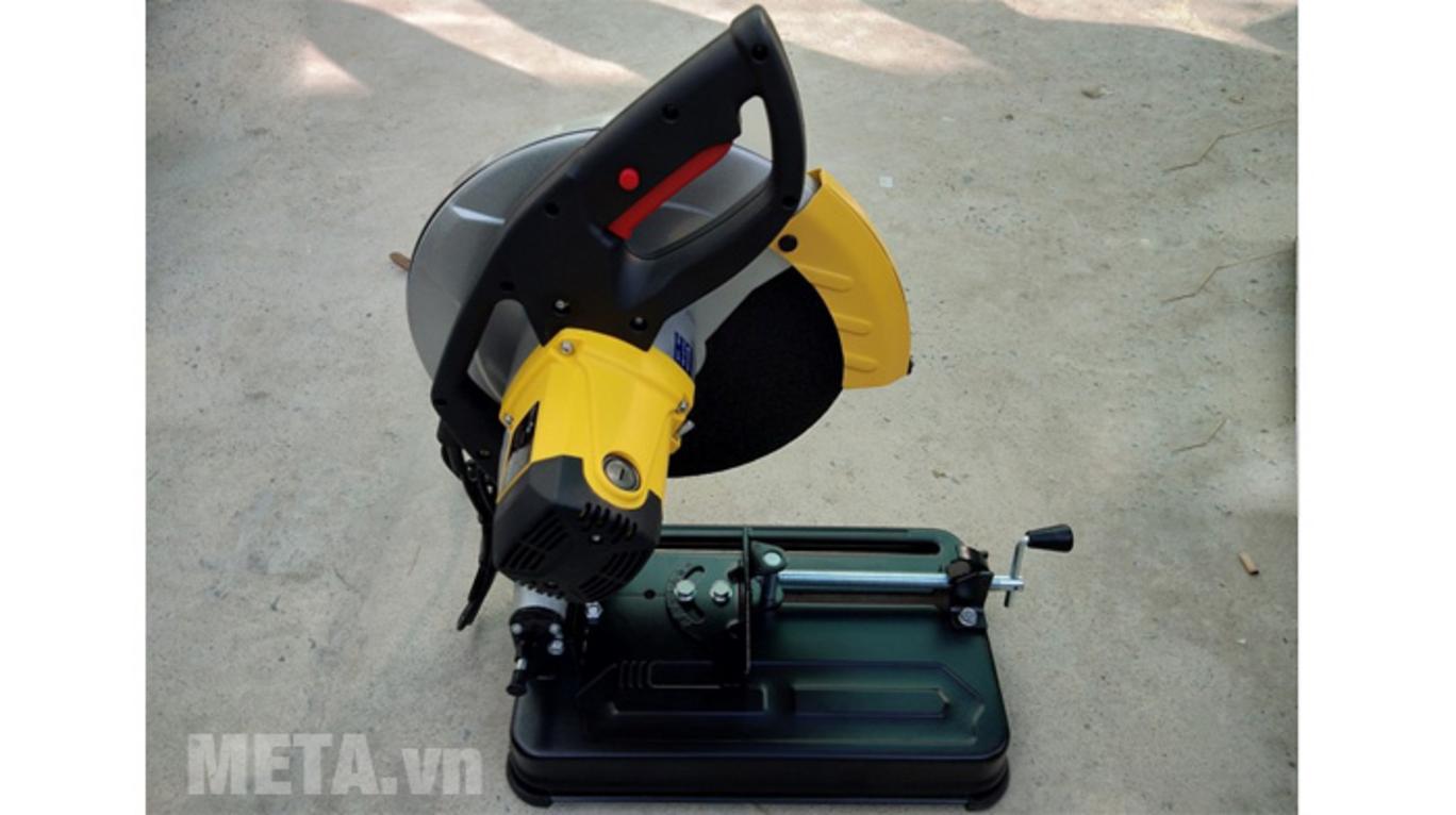 Chi tiết củ máy và tem công suất 2.500W — minh họa hiệu năng cao (ảnh).","imagePrompt":"Wide shot showing motor nameplate and machine label '2500W 3800rpm' in workshop.
