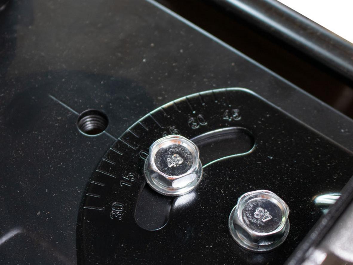 Hiệu suất cắt cao nhờ 2.600W và 4.100 RPM (ảnh minh họa) - Thể hiện vết cắt mượt và tốc độ làm việc nhanh chóng.