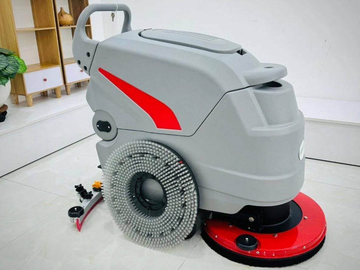 Bàn chải 19 inch và motor chà 500W trên HiClean S530B — làm sạch mạnh mẽ và đồng đều bằng một lần chạy nhẹ nhàng (ảnh cận cảnh).