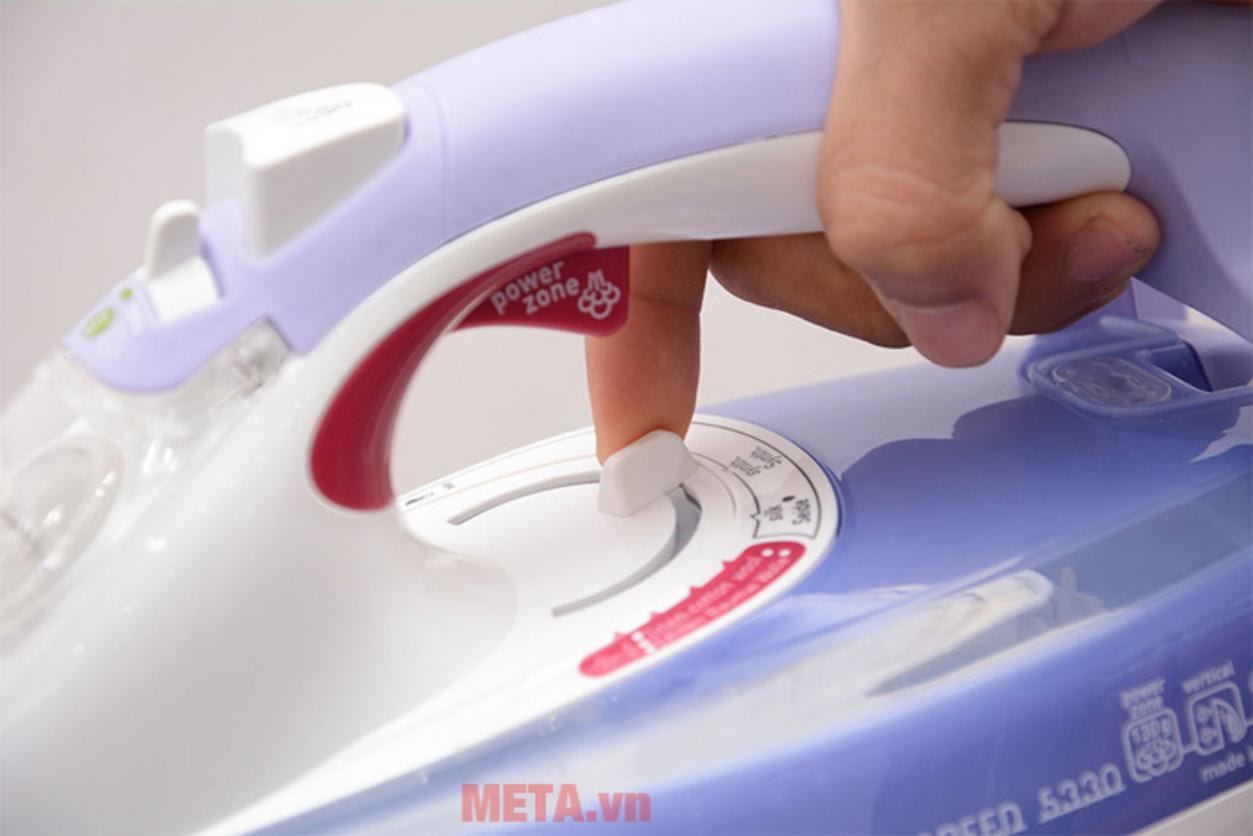 Công suất 2400W và hơi phun mạnh cho nếp nhăn cứng