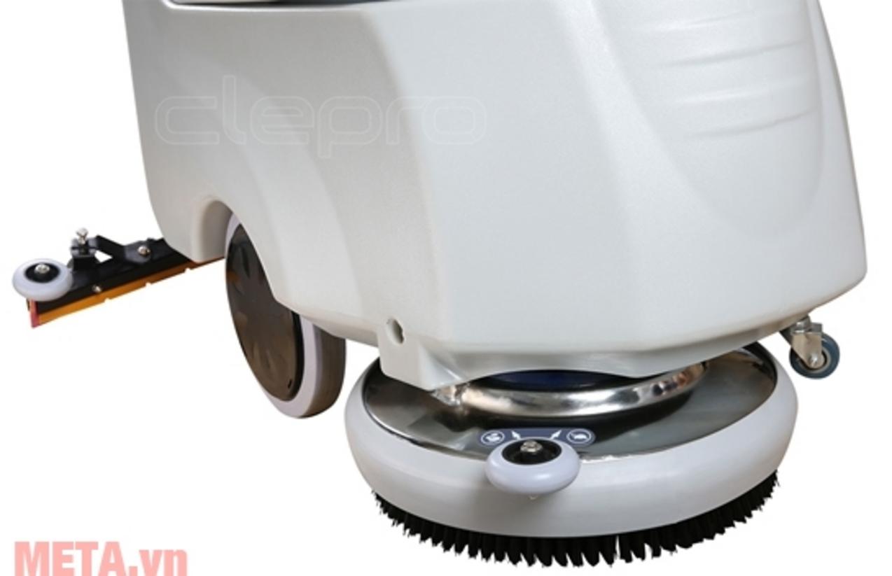 Motor lõi đồng và bản chải chà hoạt động mạnh mẽ. Image prompt: Motor unit and brush head in motion with highlighted power specs.