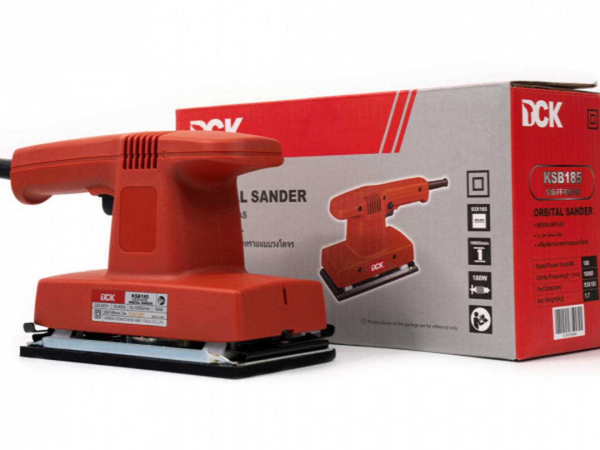 Hiệu suất vận hành: nhấn mạnh 200W và 11.000 v/p đồng thời mô tả ứng dụng trên gỗ/kim loại/plastic (demo).","imagePrompt":"Close-up of the sander running over a wooden plank, motion blur showing vibration, with specs 200W and 11,000 rpm overlaid as text.