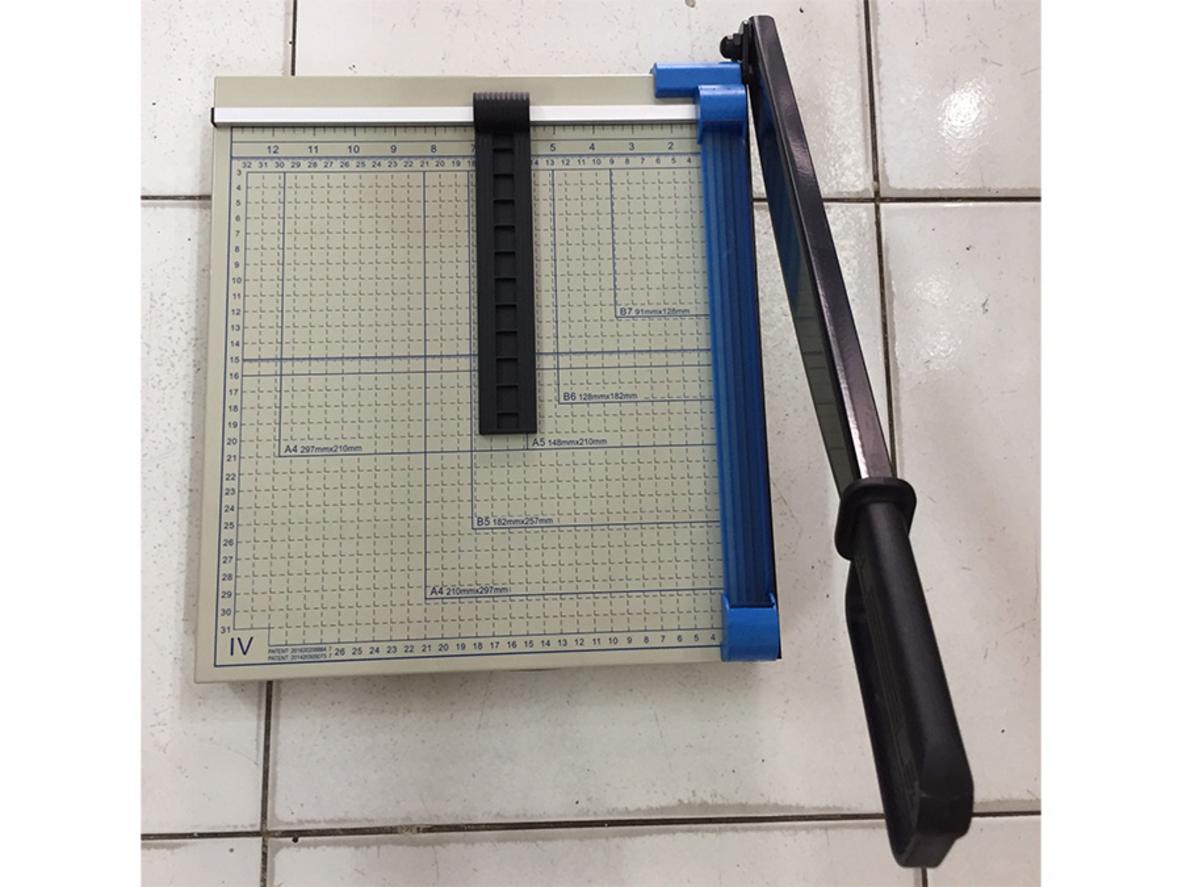 Close-up lưỡi dao thép Bosser GD-04 A4