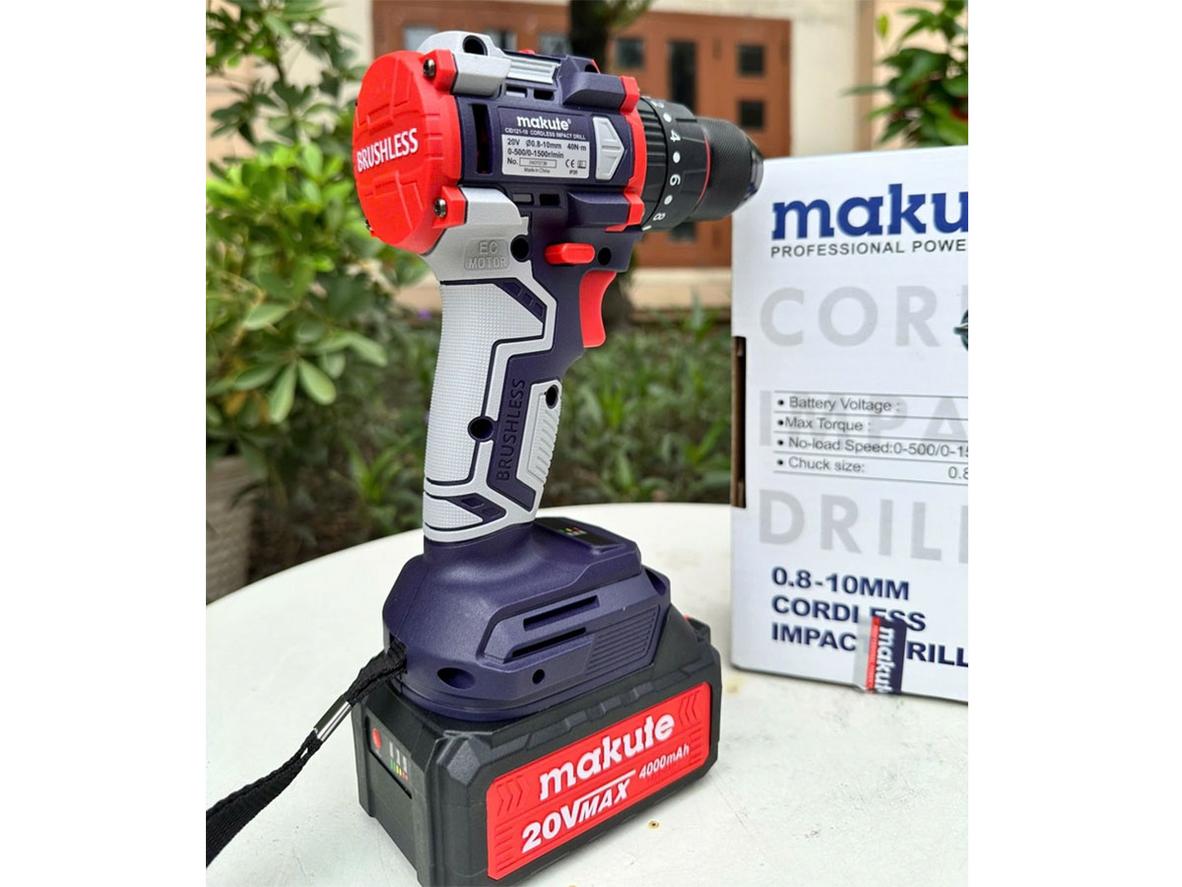 Đầu kẹp 10mm và chế độ khoan búa cho tính ứng dụng cao.