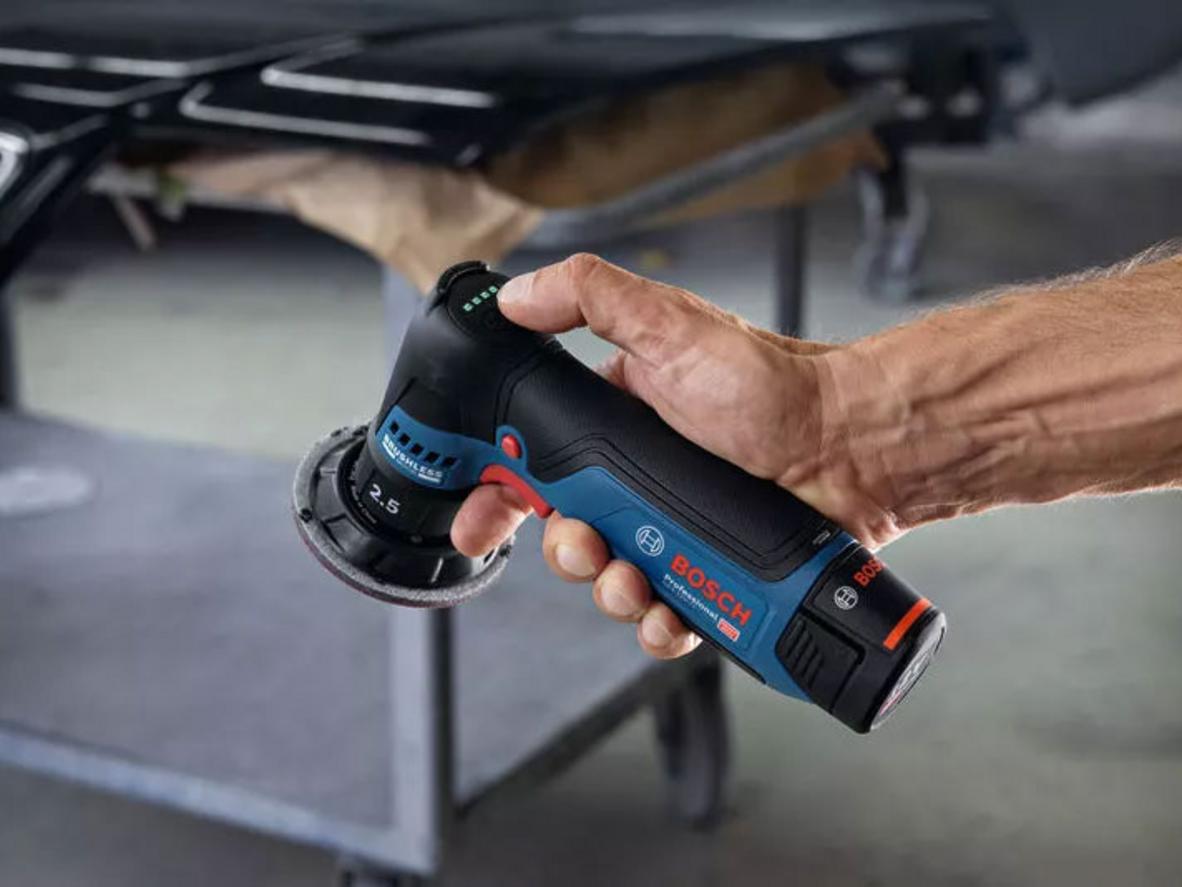Đế chà 77 mm và quỹ đạo 2.5 mm — tối ưu cho spot repair trên gỗ và bề mặt sơn. (Ảnh minh họa)  / Image: top-down view of 77mm pad in contact with wood panel.