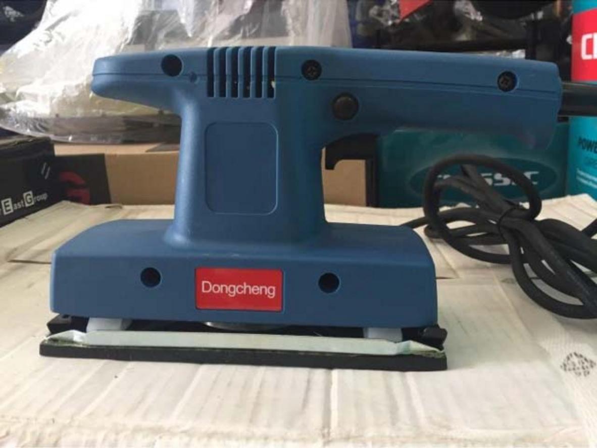 Đế 93×185mm — diện tích chà rộng, phù hợp tấm ván lớn. Show pad and quick-change clamp.