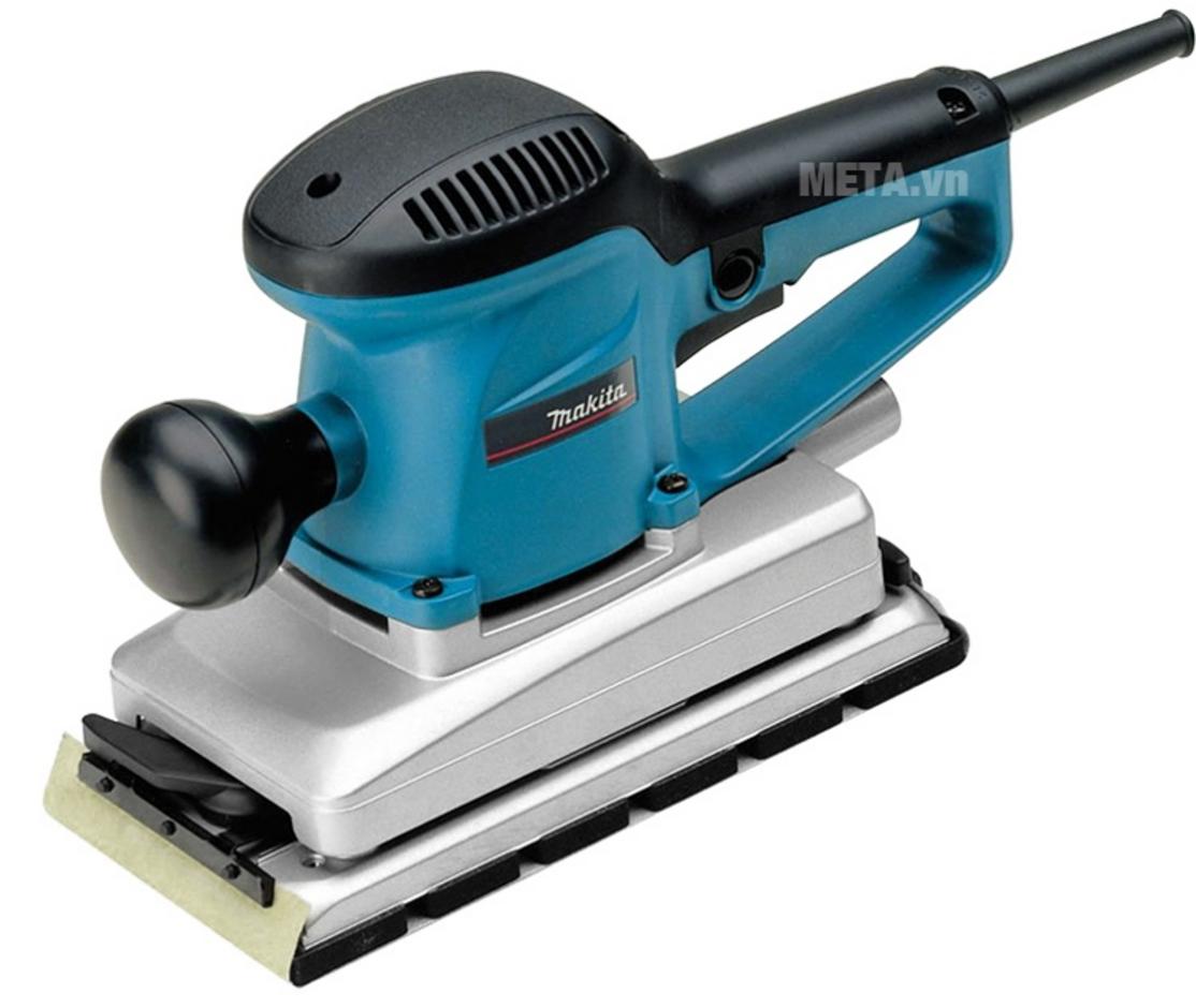 Đế chà lớn 115 x 229 mm cho xử lý bề mặt nhanh và đồng đều của Makita BO4901 (ảnh minh họa).
