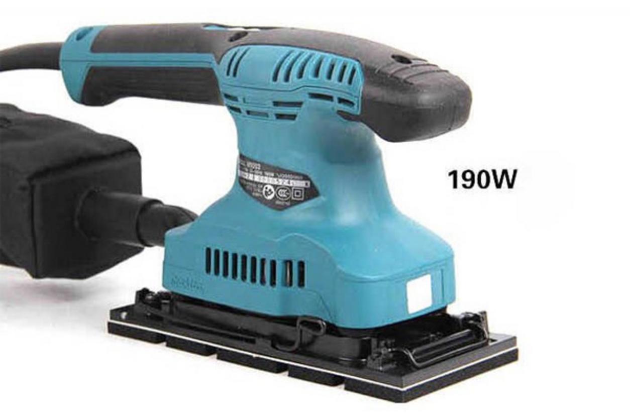 Đế lớn giúp xử lý nhanh các tấm gỗ, tiết kiệm thời gian.