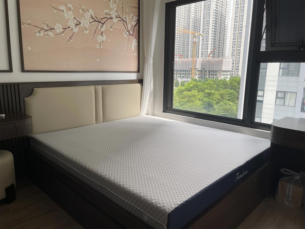 Độ dày 20cm phù hợp với hầu hết giường hiện đại.