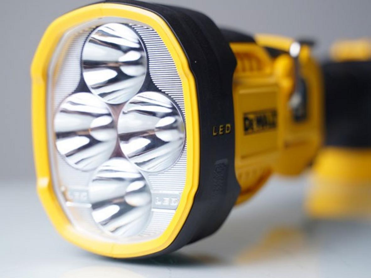 Tổng quan Đèn LED dùng pin DeWalt DCL043N-KR (Chưa pin, sạc) 20V max