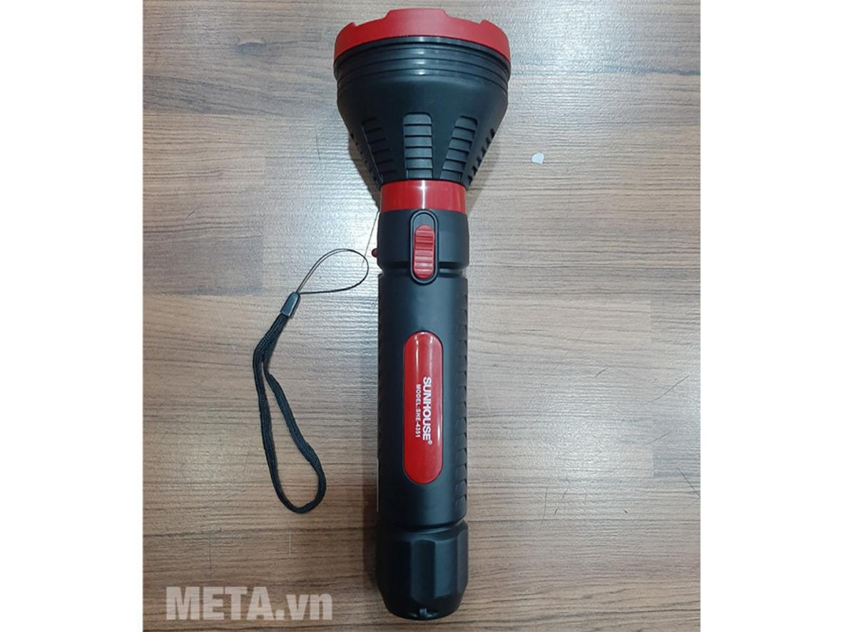 Thân nhựa bền và cổng sạc ẩn