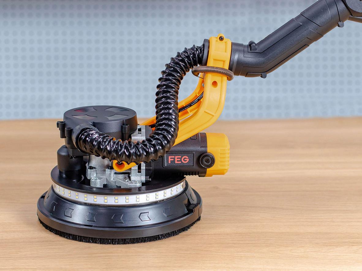 Đĩa lớn 215mm và đèn LED hỗ trợ kiểm tra bề mặt ngay khi chà.