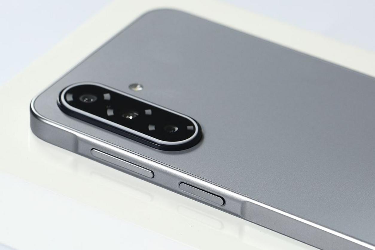 Màn hình Super AMOLED 6.7" FHD+ 90Hz, hiển thị sống động