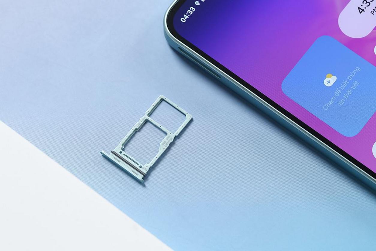 IP67 + Gorilla Glass Victus+ và hiệu năng đủ dùng hàng ngày.