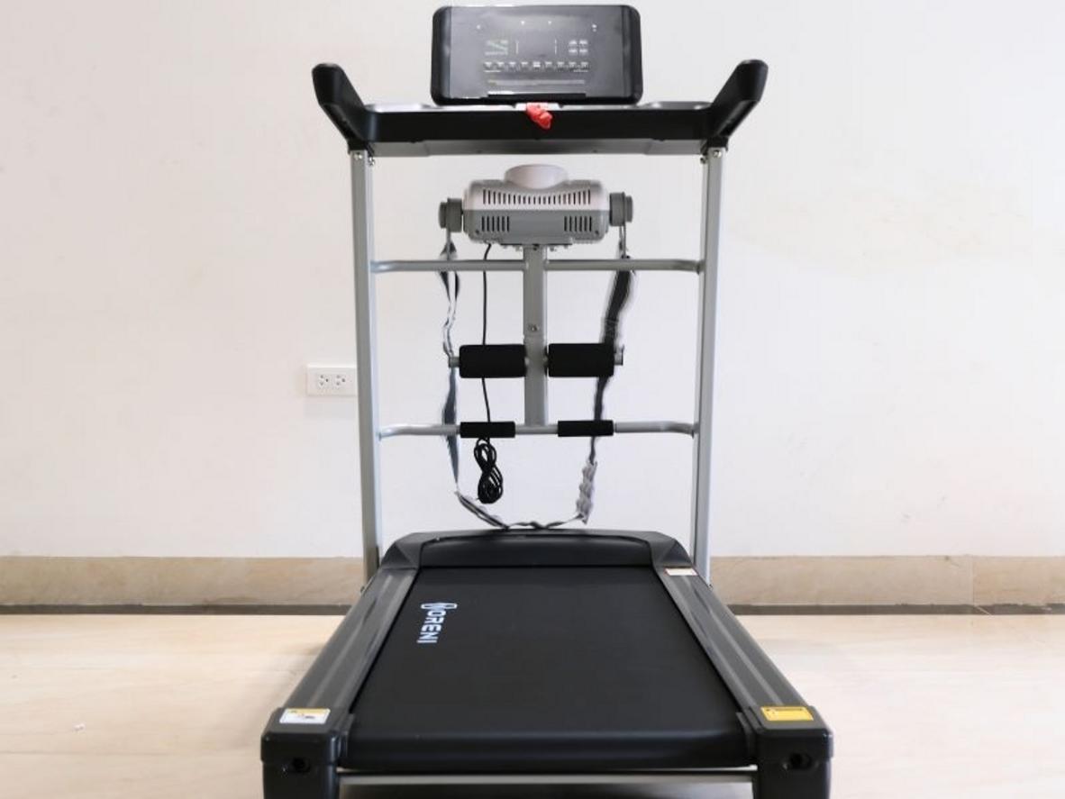 Độ dốc tự động và thảm chạy rộng giúp tăng cường hiệu quả tập.