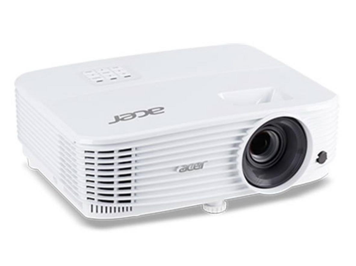Dựng ảnh minh họa độ sáng 3.700 ANSI Lumens trong phòng họp có cửa sổ có ánh sáng tự nhiên và màn chiếu rõ nét từ Acer P1350W.