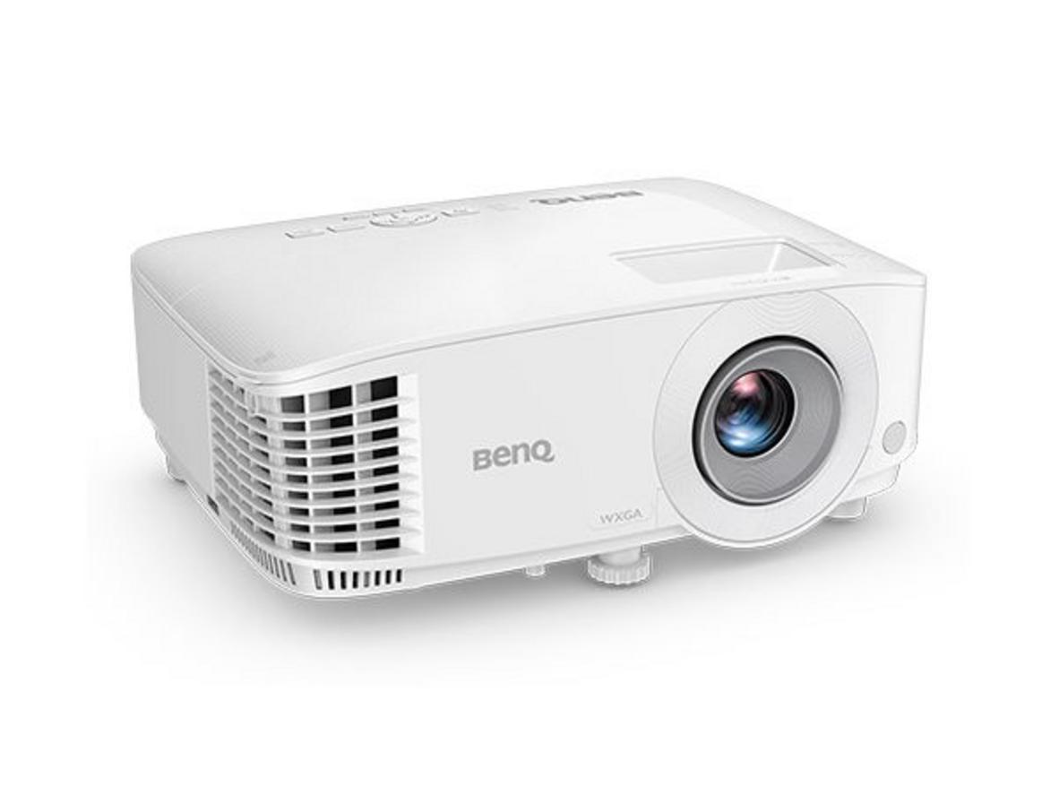 Độ sáng 4.000 ANSI Lumens giúp đọc chữ rõ ràng trong phòng sáng ở cỡ màn phổ biến 80–120 inch (ví dụ: phòng họp 20–50 m²).","imagePrompt":"Photo of the projector projecting a bright presentation in a lit meeting room, close-up on readable text and charts."},{