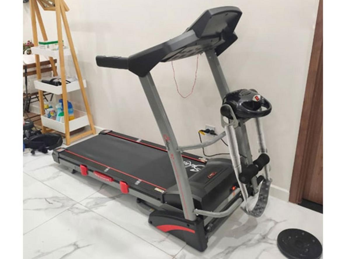 Tích hợp độ dốc tự động và bảng điều khiển hiển thị giúp tối ưu hoá buổi tập.