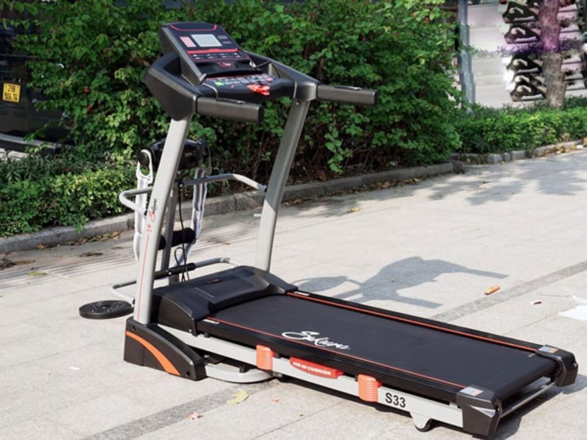 Tích hợp độ dốc tự động và bảng điều khiển hiển thị giúp tối ưu hoá buổi tập.