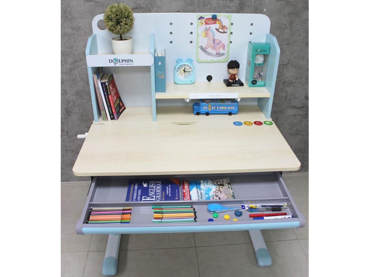 Gỗ Chisamu tự nhiên và khung thép sơn tĩnh điện cho độ bền cao.