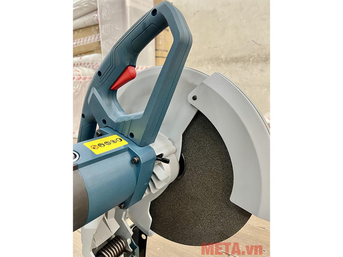 Động cơ 2.300W của Bosch GCO 230 cho hiệu suất cắt cao trong xưởng cơ khí chuyên nghiệp (ảnh chi tiết mô tơ).   (Instruction to photographer: show motor label and vents.)               (n.b. keep image clean and focused).