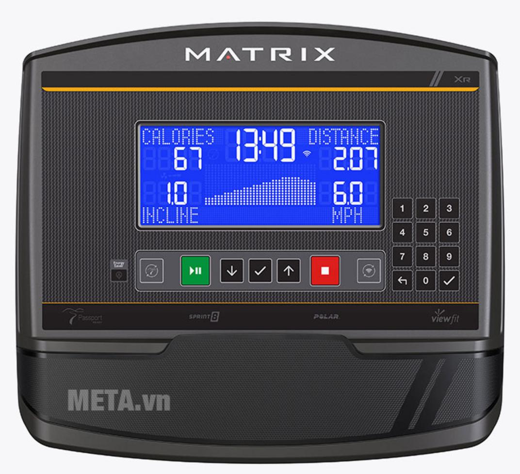 Động cơ AC 3.0 HP của Matrix T70XR — vận hành ổn định trong thời gian dài (khung gym)  ImagePrompt: Close-up of treadmill motor housing and console, with a runner using Sprint interval program.