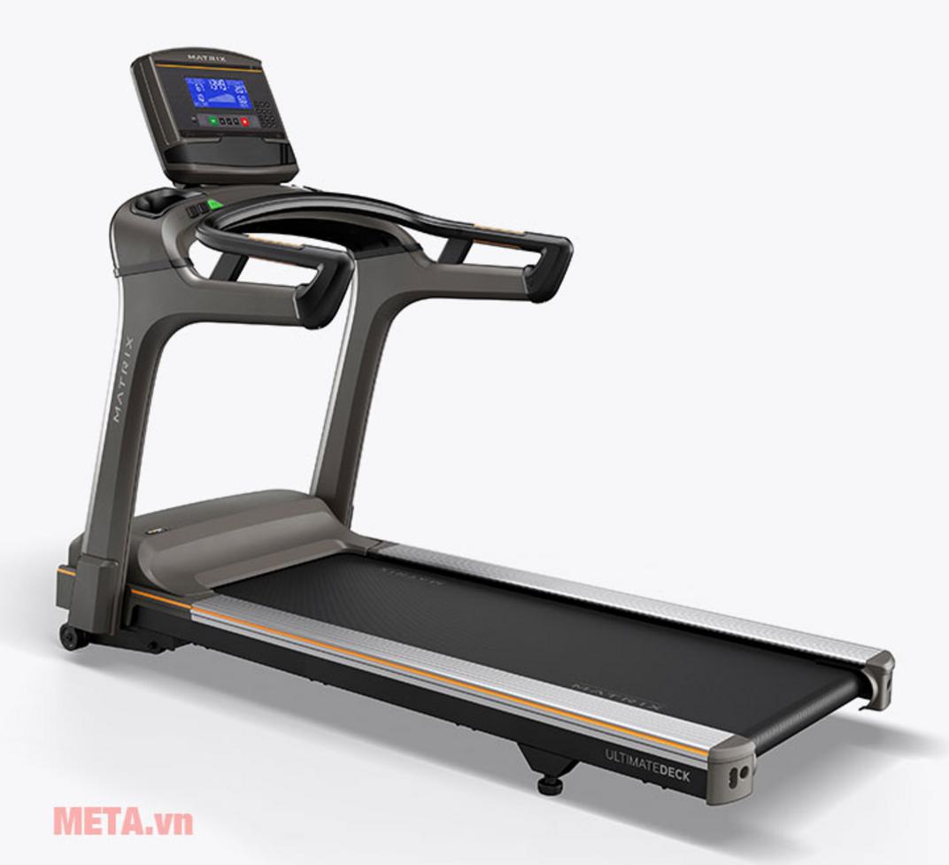 Động cơ AC 3.0 HP của Matrix T70XR — vận hành ổn định trong thời gian dài (khung gym)  ImagePrompt: Close-up of treadmill motor housing and console, with a runner using Sprint interval program.