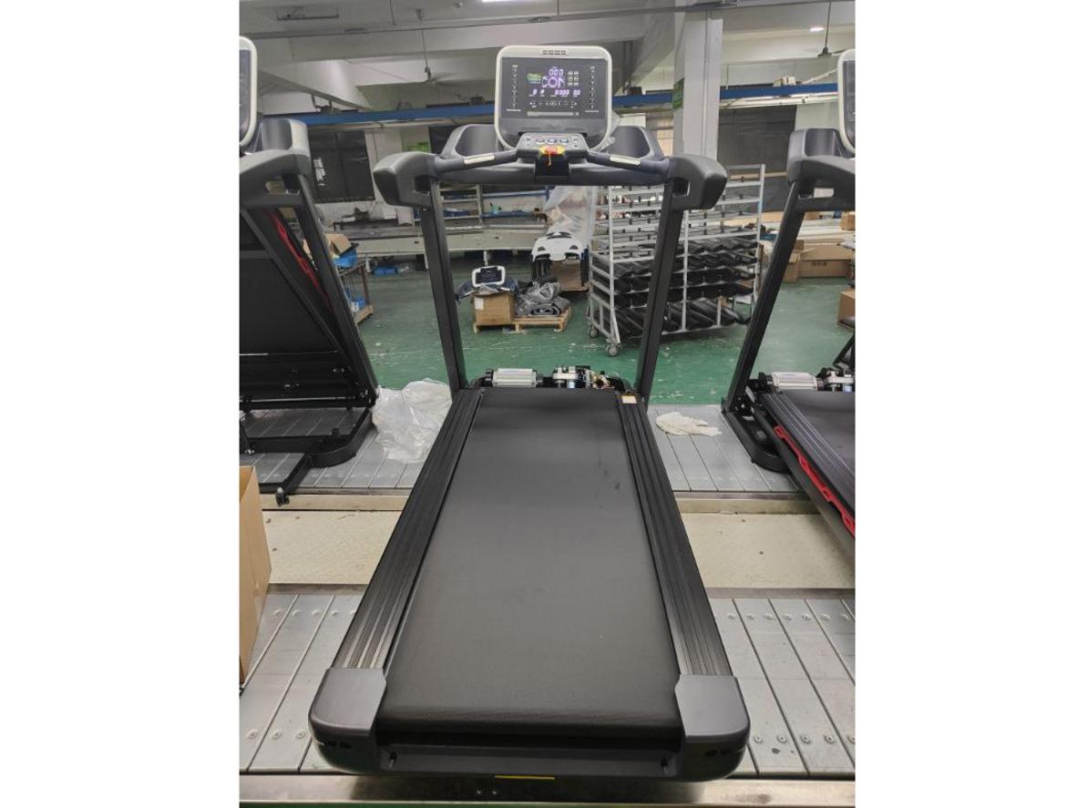 Động cơ AC 4.0 HP của Mofit Senior 6800 giúp vận hành bền bỉ trong môi trường gym đông người hoạt động liên tục (24/7).