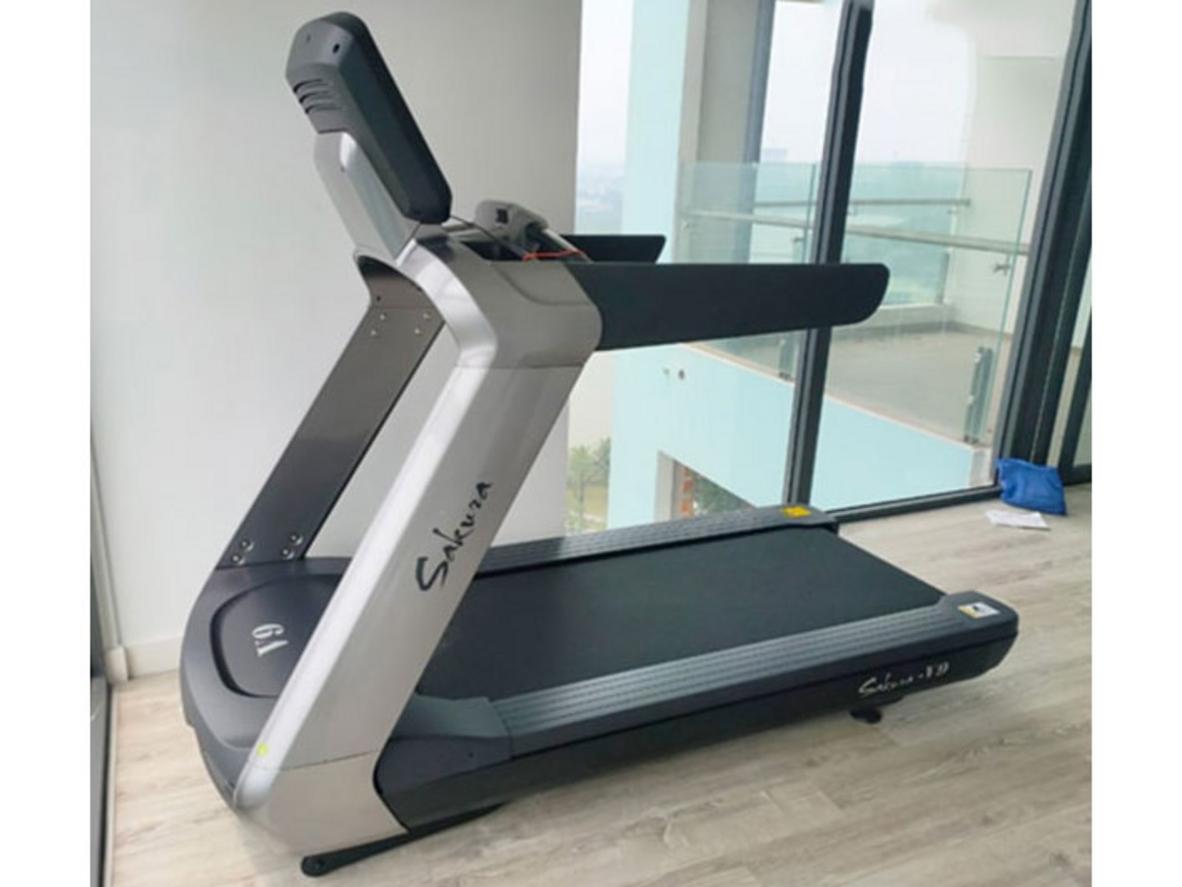 Động cơ AC 4.5HP mạnh mẽ cho vận hành liên tục trong phòng gym cao cấp (ảnh demo vận hành). (Hiện thị số liệu HP rõ ràng trên hình).  Đảm bảo góc nhấn mạnh khung motor và hệ tản nhiệt.