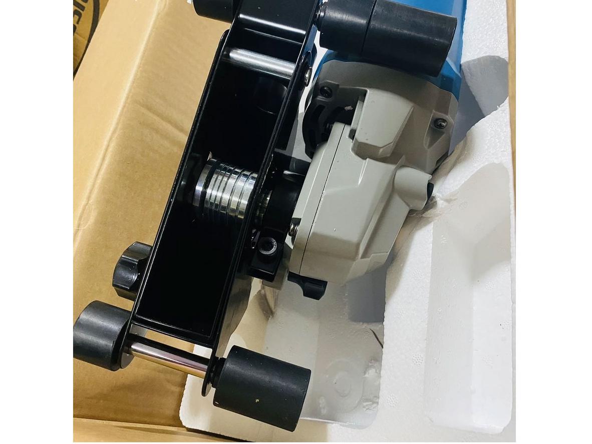 Động cơ chổi than và cổng hút bụi