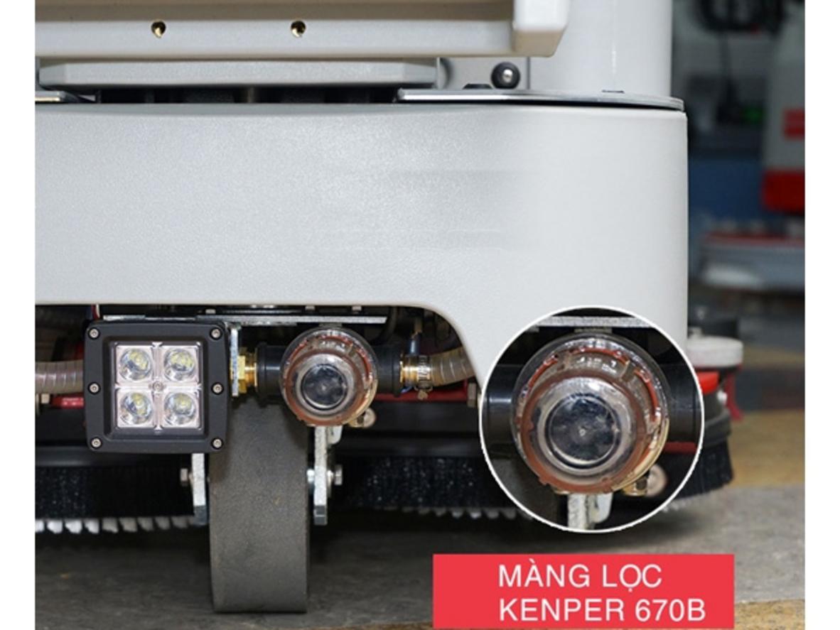 Động cơ mạnh và gạt nước rộng giúp sàn khô nhanh sau khi chà." ,"imagePrompt":"Detailed shot of motor housings and suction assembly with arrows indicating airflow and water pickup."}],