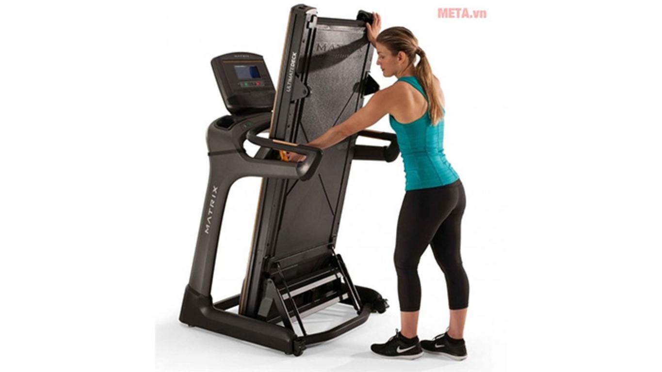 Động cơ Johnson Drive 3.25 HP của TF30 XR giảm rung, êm và bền lâu dài (ảnh minh họa).  ImagePrompt: Close-up of the treadmill motor and drive system with a transparent cutaway showing bearings and belts, studio lighting, technical but friendly tone.