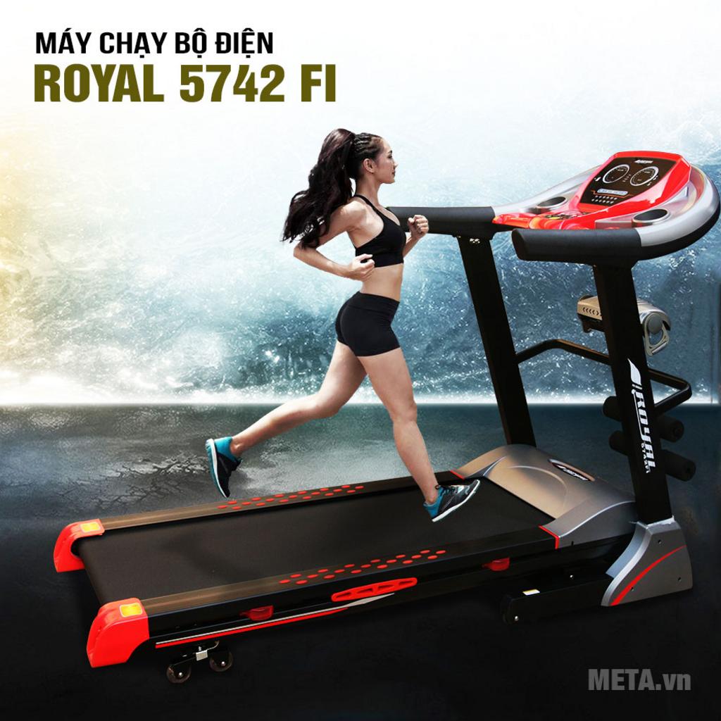 Động cơ mạnh mẽ và phạm vi tốc độ rộng của Royal 5742FI giúp đa dạng bài tập cardio và leo dốc tại nhà.