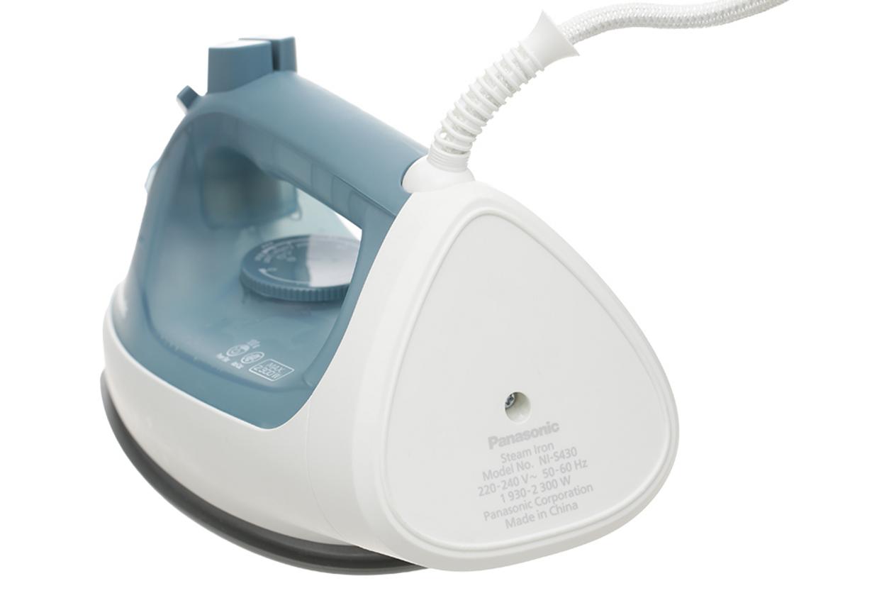 Bình 300ml và hệ chống cặn — ủi nhiều bộ, bền lâu.