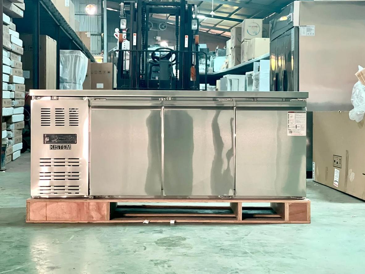 Dung tích 398L và kích thước 1.8m phù hợp cho không gian bếp chuyên nghiệp